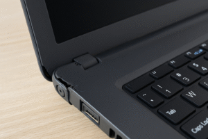 Uszkodzona obudowa w laptopie 2