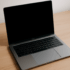 MacBook działa, ale ekran czarny