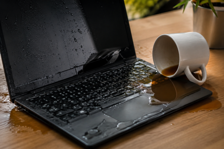 Laptop po zalaniu – czego NIE robić? Najczęstsze błędy po kontakcie z cieczą